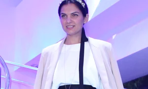 Malvina Cservenschi a purtat o dieademă pe care a asortat o ţinutei  jpeg