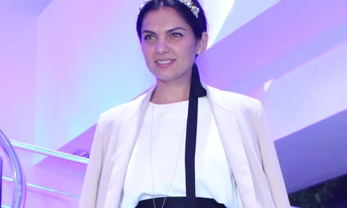 Malvina Cservenschi a purtat o dieademă pe care a asortat o ţinutei  jpeg
