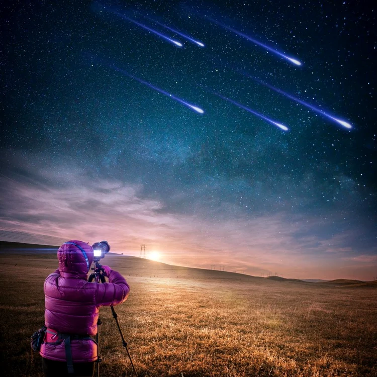 
    Perseidele apar în fiecare an în luna august  
