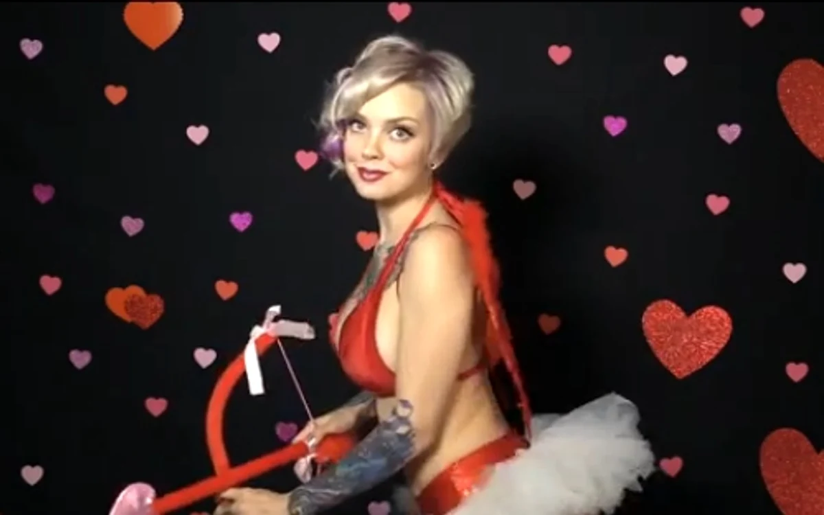
    Sara X a pregătit un cadou special pentru Valentine's Daycaptură video  