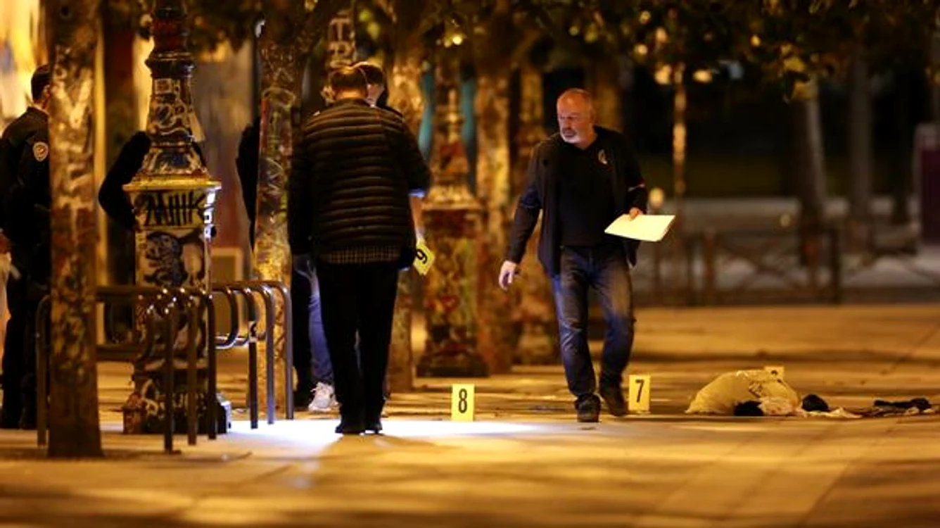 
    Atacul de la Paris ]n urma căruia mai mulţi oameni au fost înjunghiaţi a avut loc în jurul orei 22.45Foto: captură video  