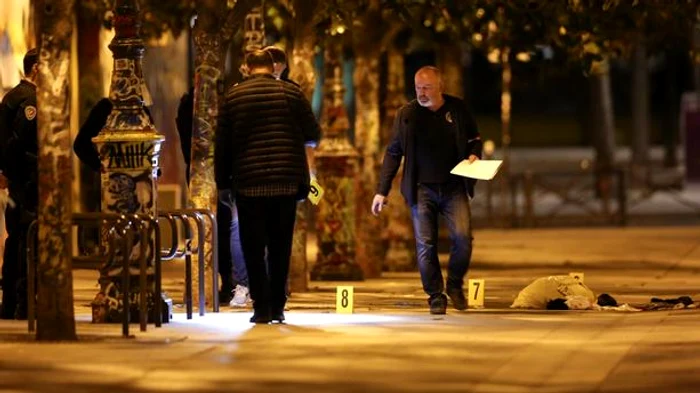 
    Atacul de la Paris ]n urma căruia mai mulţi oameni au fost înjunghiaţi a avut loc în jurul orei 22.45Foto: captură video  