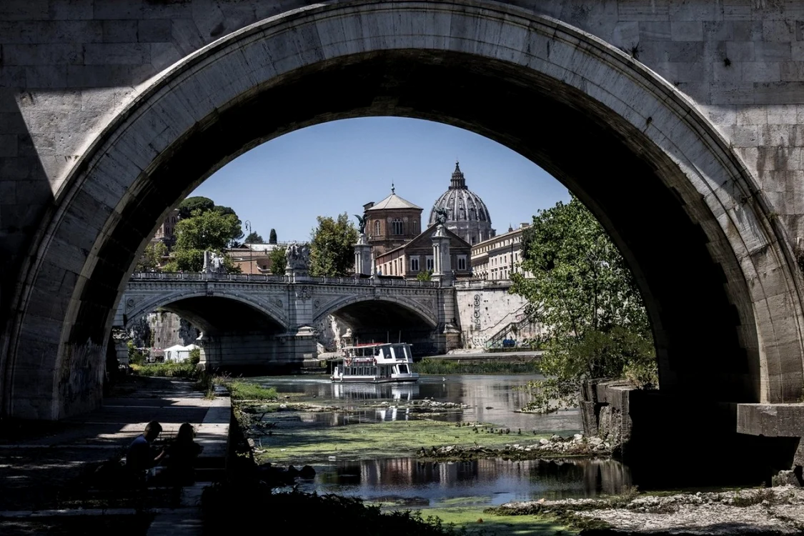 Podul lui Nero a ieşit la suprafaţă din Tibru FOTO Profimedia