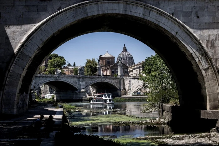 Podul lui Nero a ieşit la suprafaţă din Tibru FOTO Profimedia