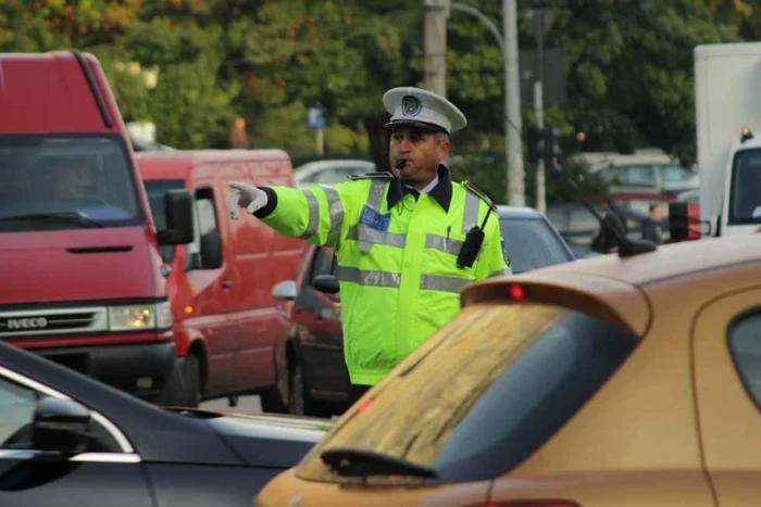 Şoferul nu a vrut să oprească la semnalul poliţiştilor FOTO Mihaela Cojocariu