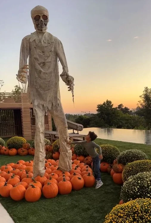 Chrissy Teigen l-a pus pe băiatul ei să stea lângă schelet (Foto: Instagram)