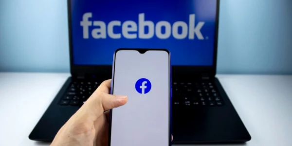Smartphone laptop Facebook FOTO Shutterstock
