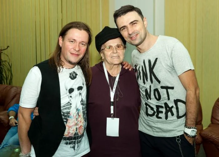 Nicu Sarghea si Cornel Ilie alaturi de profesoara de muzica din scoala generala