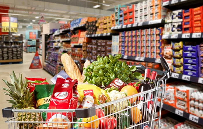 Coș supermarket plin de produse
