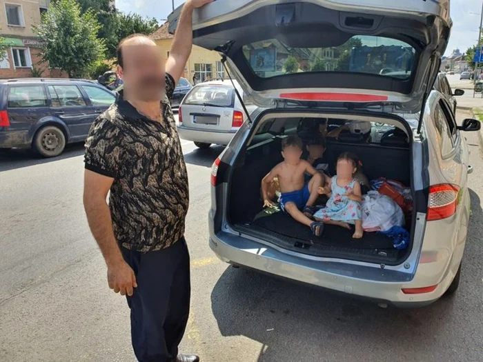 Potrivit Codului Rutier, minorii cu vârsta de până la 12 ani sau înălţimea sub 135 de centimetri trebuie transportaţi obligatoriu în scaune speciale, Foto: Poliţia Română