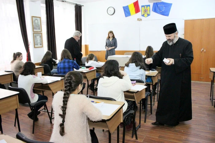 Preotul Lucian Petroaia dăruind iconiţe olimpicilor la Religie FOTO P Costiuc