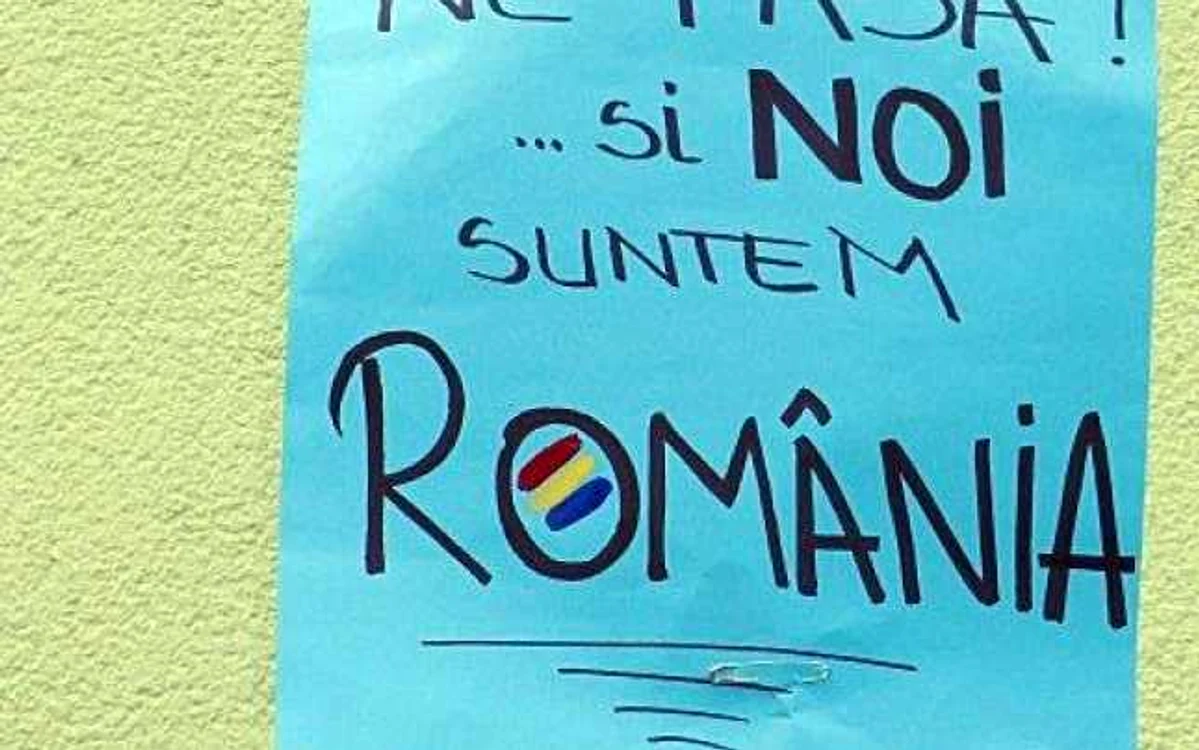 Afiş purtat de un român în timp ce stătea la coasă să voteze în al doilea tur al alegerilor prezidenţiale, pe 16 noiembrie, la Munchen (Germania) FOTO Gertrud Dumitrescu/Ioana Crişan