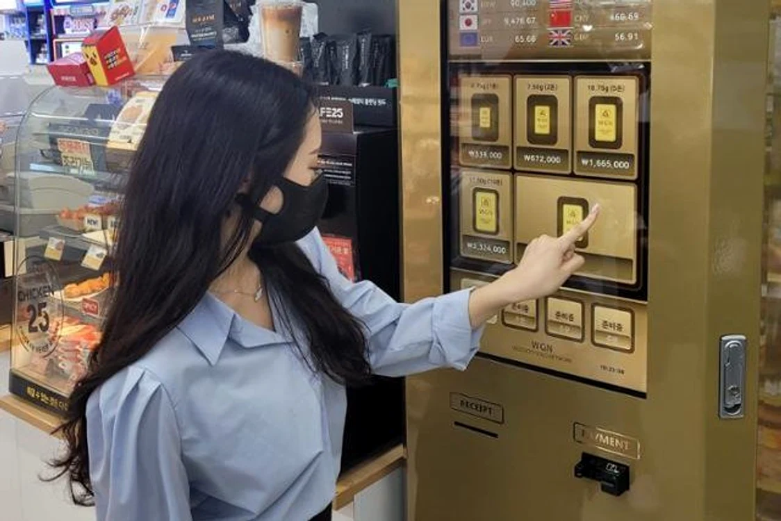 O tânără cumpără un lingou de aur de la un tonomat GS Retail, Coreea de Sud