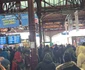 Sute de oameni așteaptă în Gara de Nord