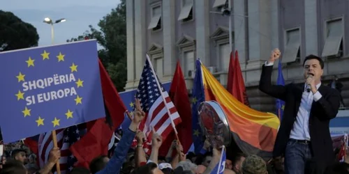 Opozantul albanez Lulzim Basha sustinand un discurs in timpul unui protest la Tirana FOTO EPA-EFE