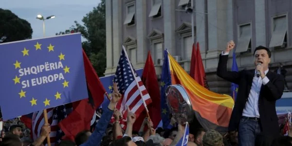 Opozantul albanez Lulzim Basha sustinand un discurs in timpul unui protest la Tirana FOTO EPA-EFE