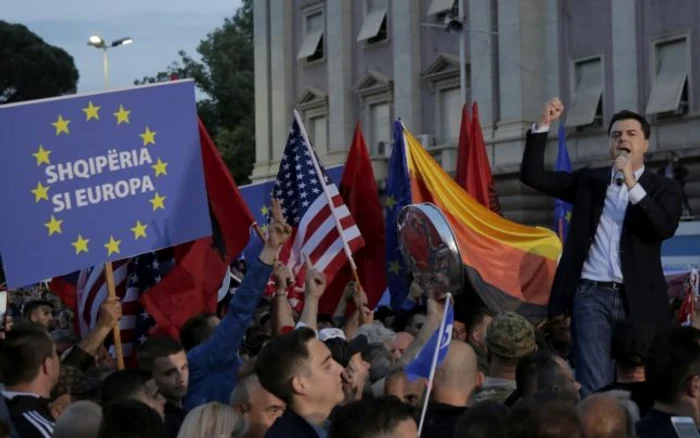 Opozantul albanez Lulzim Basha chemând la dărâmarea Guvernului Rama FOTO EPA-EFE