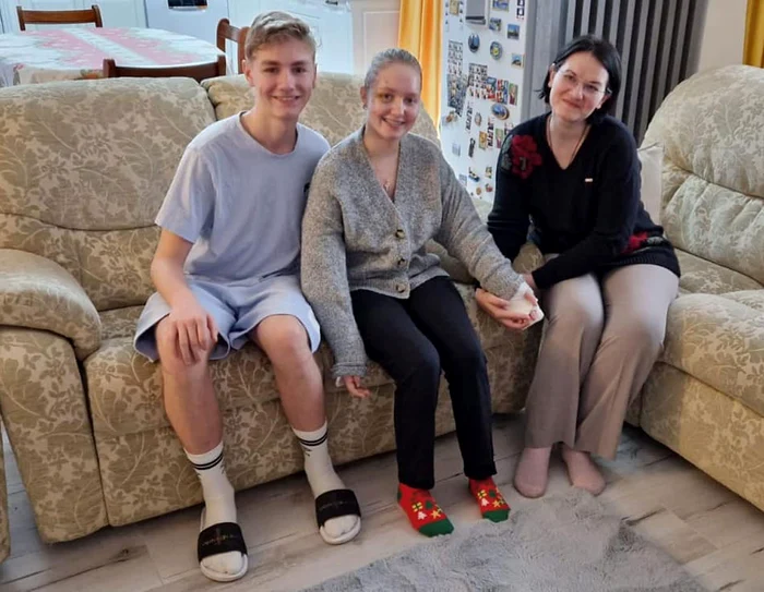 Alexia, alături de cei doi salvatori ai ei:  fratele și doctorița Sidonia Susanu