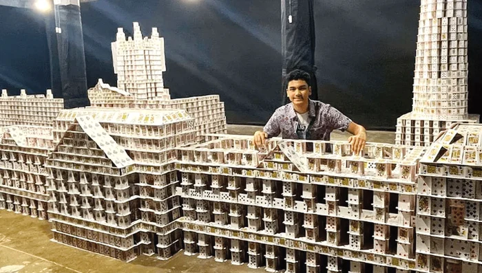 Arnav Daga  a folosit 143.000  de cărţi de joc. SURSĂ FOTO: CAPTURI VIDEO GUINNESS WORLD RECORDS