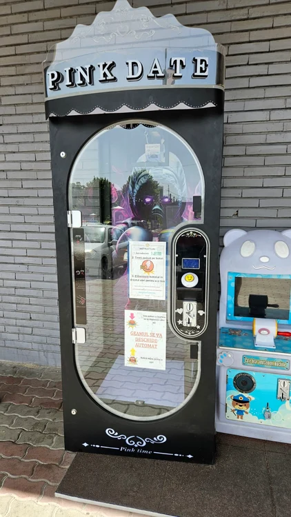 Cabina în care a rămas blocată fetița din Slatina FOTO: ISU Olt