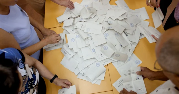 Procurorii susţin că cele mai multe nereguli la referendumul de pe 29 iulie s-au înregistrat în secţiile de votare din judeţul Mehedinţi   FOTO: Mediafax