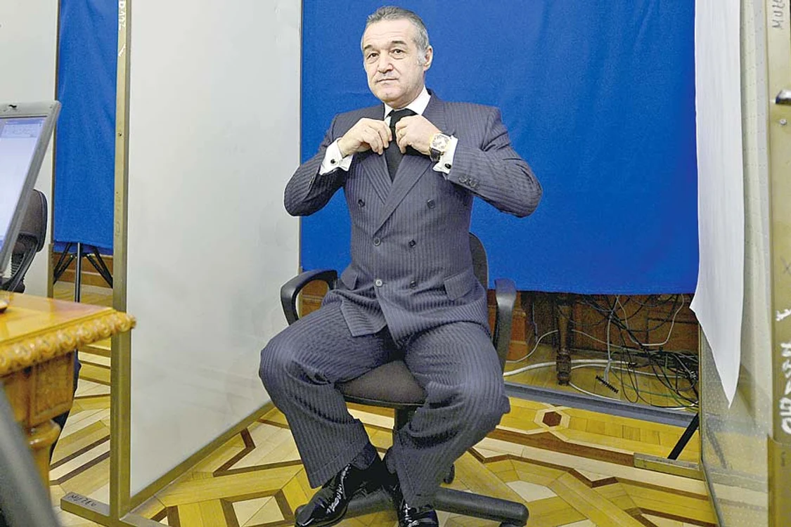 … apoi le-a arătat, mândru, tuturor legitimaţia de deputat (Fotografii: Mediafax)