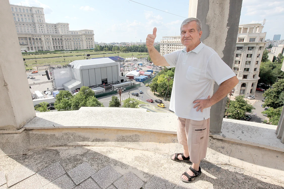 
    Gheorghe Cândescu  vede la perfecţie  scena din Piaţa  Constituţiei, doar că e amplasată  cu spatele    