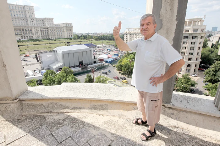 Gheorghe Cândescu vede la perfecţie scena din Piaţa Constituţiei, doar că e amplasată cu spatele