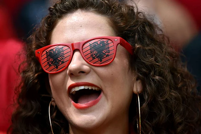 Albanezele se distrează copios la primul Euro din istorie pentru ţara lor