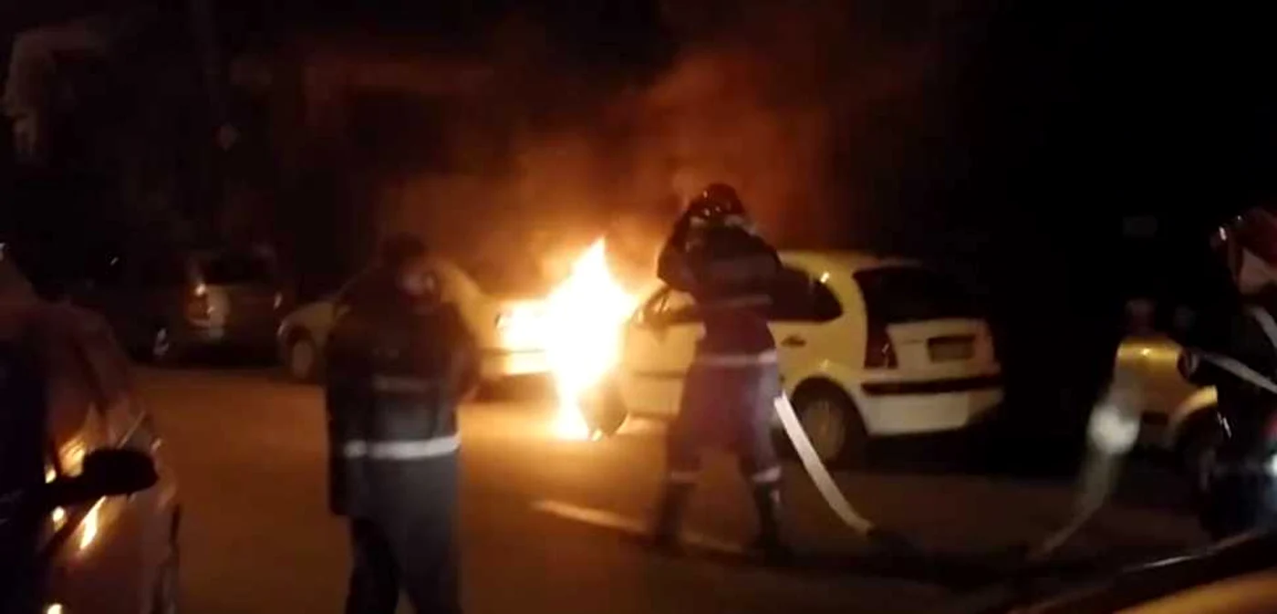 Flăcările au pornit din partea din faţă a maşinii. FOTO Ştefan Butu