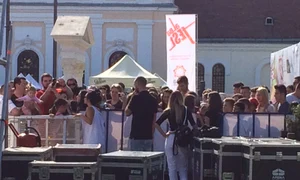 Fanii s au înghesuit la garduri ca să primească autografe de la Inna  jpeg