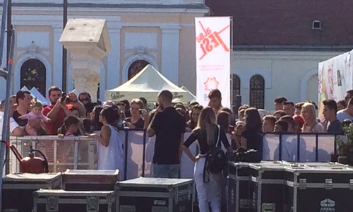 Fanii s au înghesuit la garduri ca să primească autografe de la Inna  jpeg
