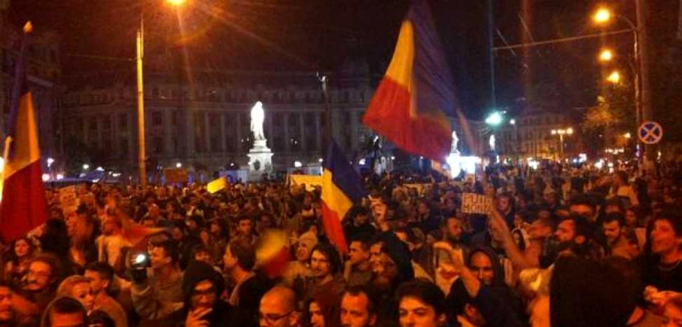 Ziua a şasea de proteste faţă de exploatarea minieră de la Roşia Montană a însemnat ocuparea bulevardului Regina Elisabeta FOTO Vice