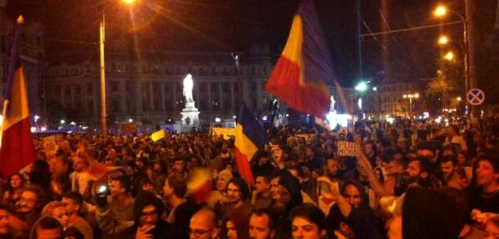 Ziua a şasea de proteste faţă de exploatarea minieră de la Roşia Montană a însemnat ocuparea bulevardului Regina Elisabeta FOTO Vice