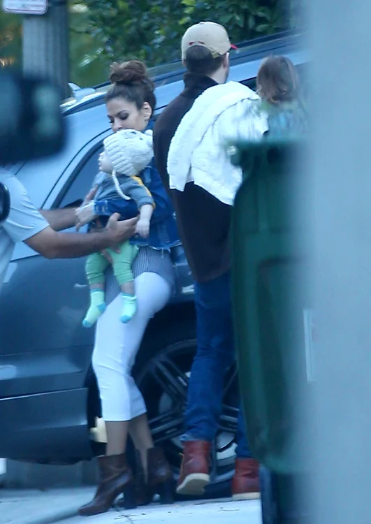 Exclusive    Premium: Ryan Gosling And Eva Mendes Visit Family In LA***NO USE W/O PRIOR AGREEMENT   CALL FOR PRICING*** jpeg