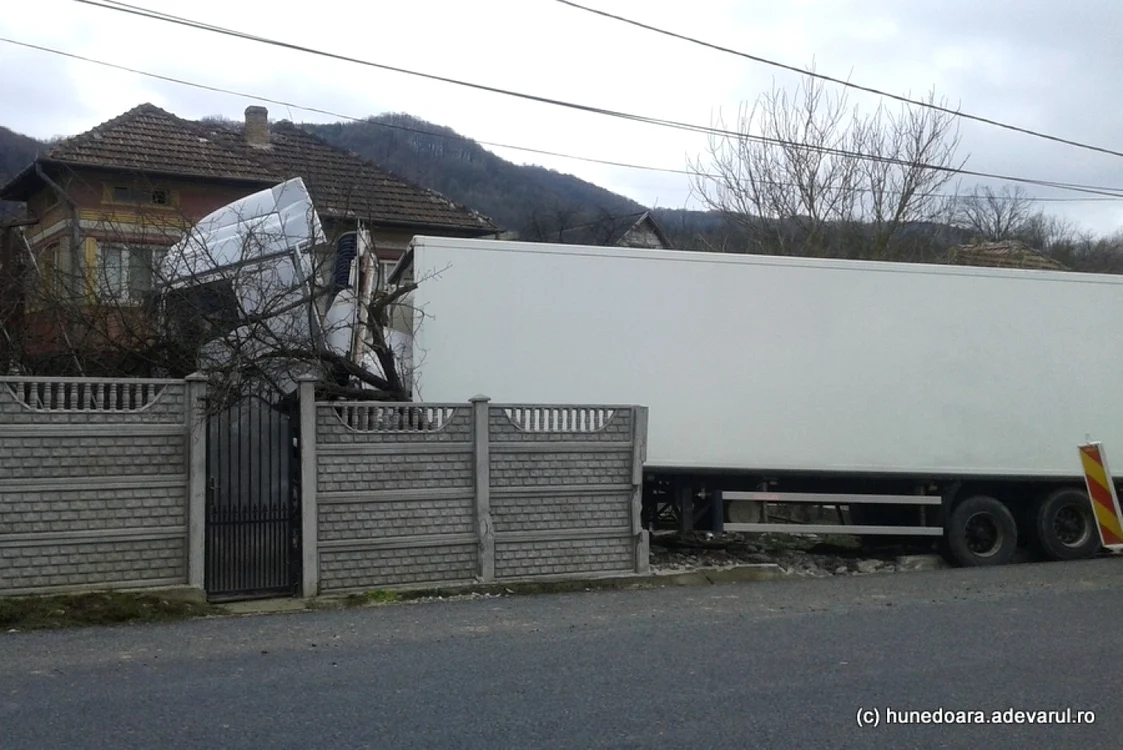 Maşina a distrus gardul şi s-a oprit în curtea gospodăriei. FOTO: ADEVĂRUL.