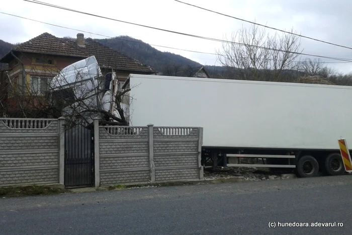 Maşina a distrus gardul şi s-a oprit în curtea gospodăriei. FOTO: ADEVĂRUL.