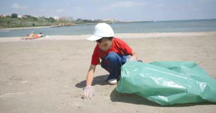 Constanta: Cele mai multe gunoaie găsite de ecologişti pe plaje sunt pet-urile