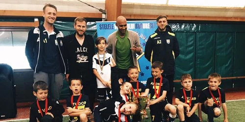 Falemi cu micuții de lașcoala  lui de fotbal 