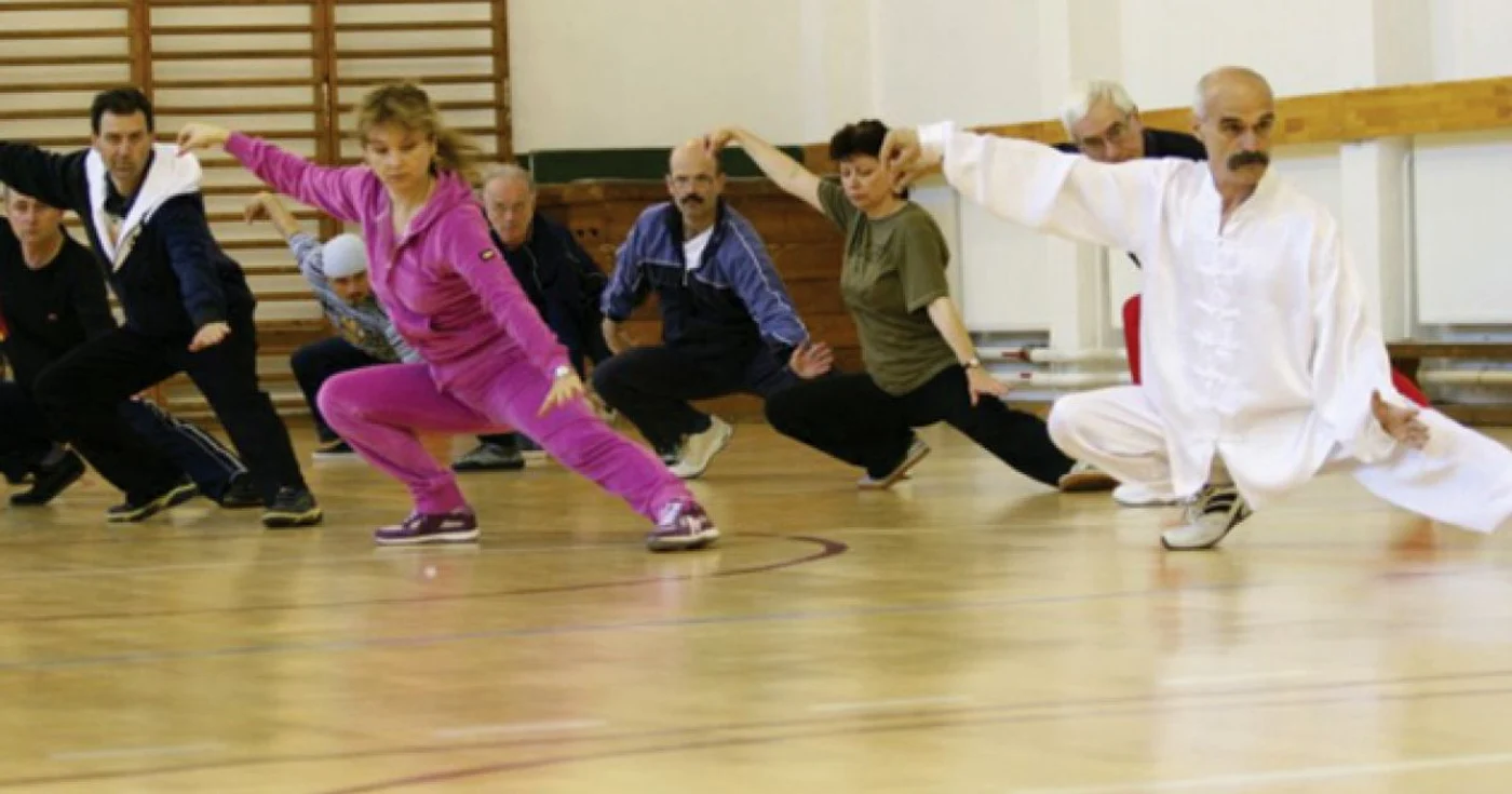 Sensei Doru Botez şi elevii săi se antrenează în sala de sport de la Şcoala „Alexandru cel Bun“