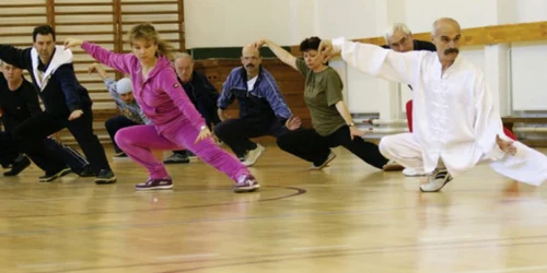 Sensei Doru Botez şi elevii săi se antrenează în sala de sport de la Şcoala „Alexandru cel Bun“