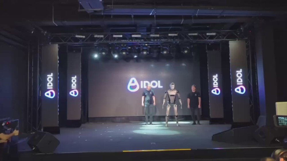 Momentul în care primul robot umanoid rusesc cu inteligență artificială cade pe scenă în timpul prezentării oficiale