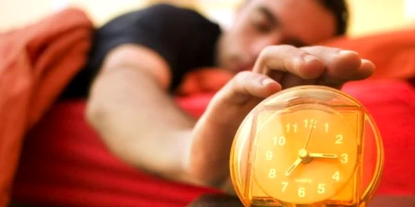 Află care este nevoia ta de somn şi asigură-te că dormi suficient, astfel încât să te trezeşti fără ceasul deşteptător.