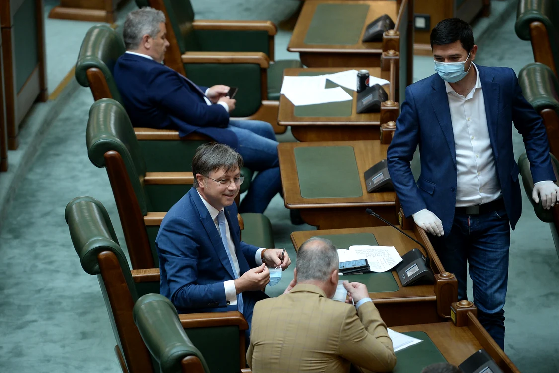 
    Trai, neneacă, timp de patru ani!   