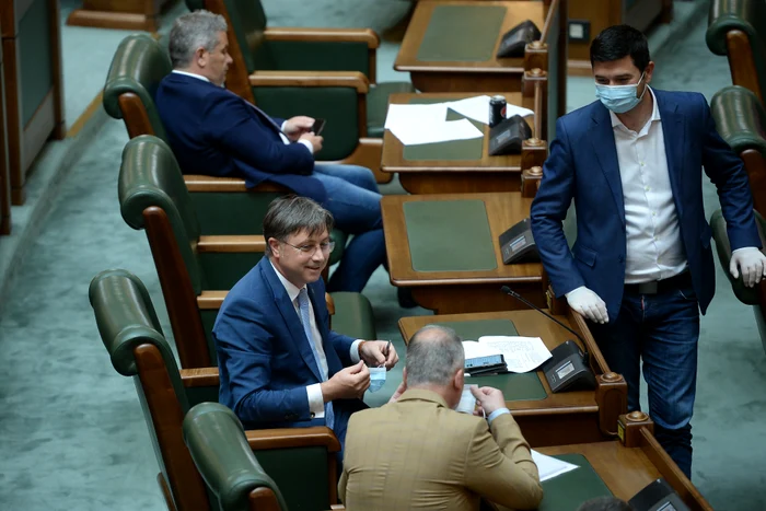 
    Trai, neneacă, timp de patru ani!   