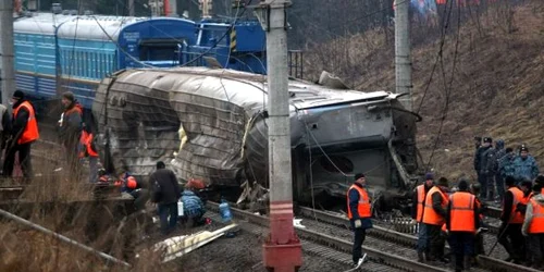 Multe din vagoanele trenului au deraiat