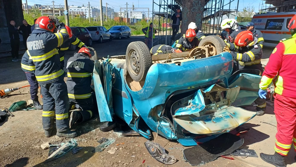 Accident mortal în Iași: o șoferiță s-a răsturnat cu mașina de pe o pasarelă după ce s-a ciocnit de un camion