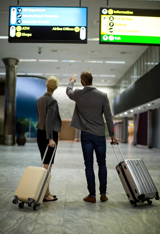 Un cuplu de tineri într-un aeroport