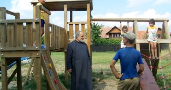 Ploieşti: Ioan Şendroiu ajută copii cu multă dăruire