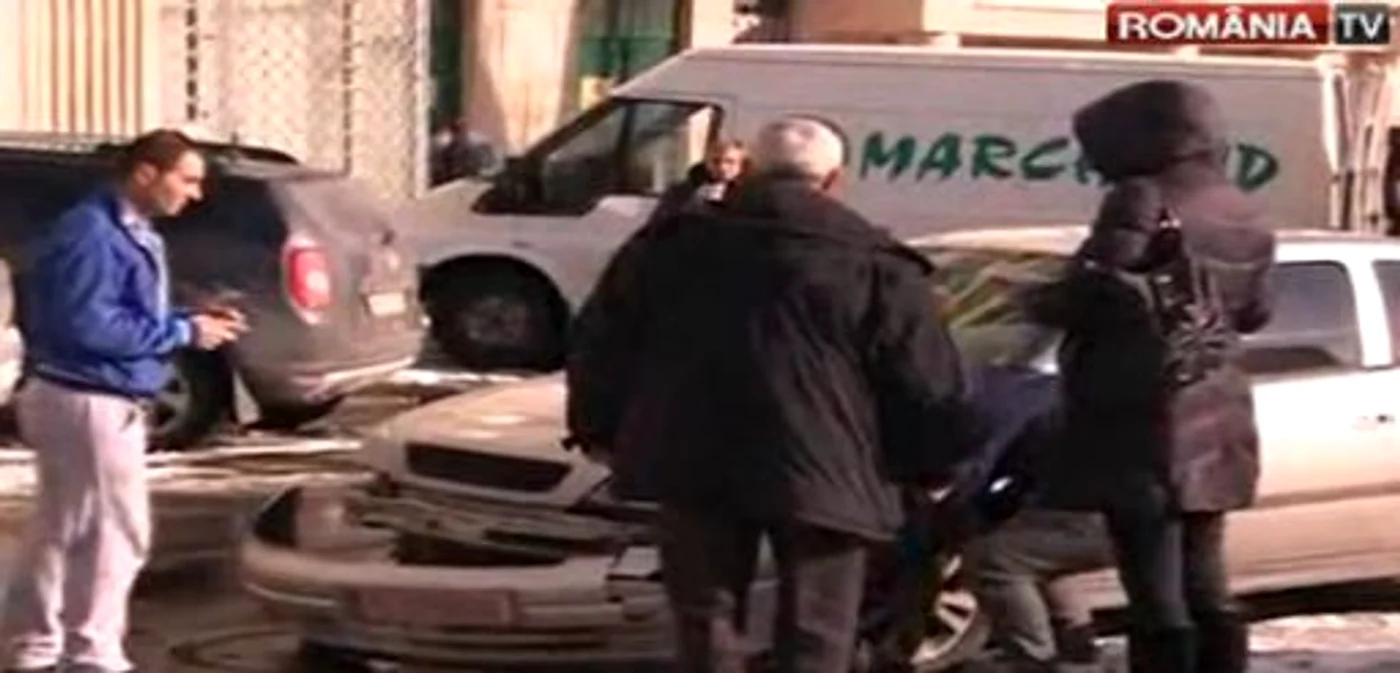 Maşina pe care a lovit-o cântăreaţa are bara din faţă distrusă